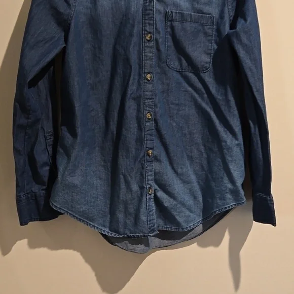 SO blue light denim button down top. Size small. - Picture 3 of 6